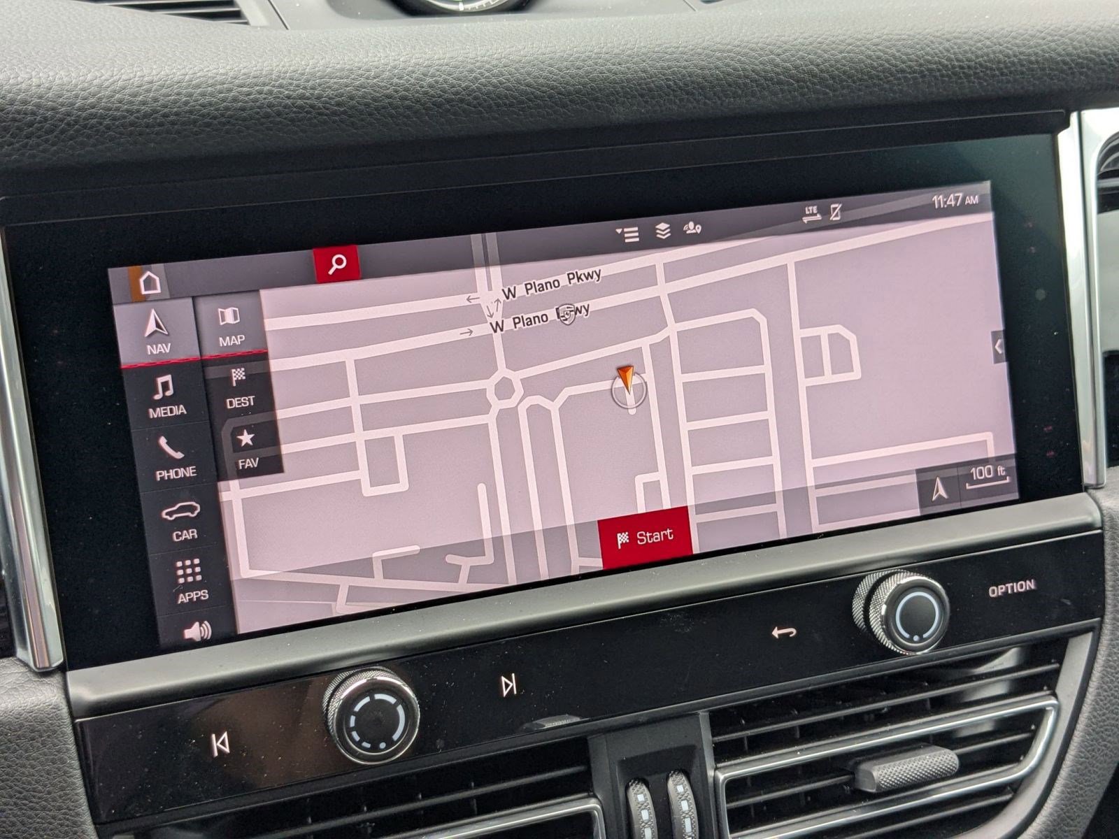 Certified 2025 Porsche Macan AWD/4WD image 17