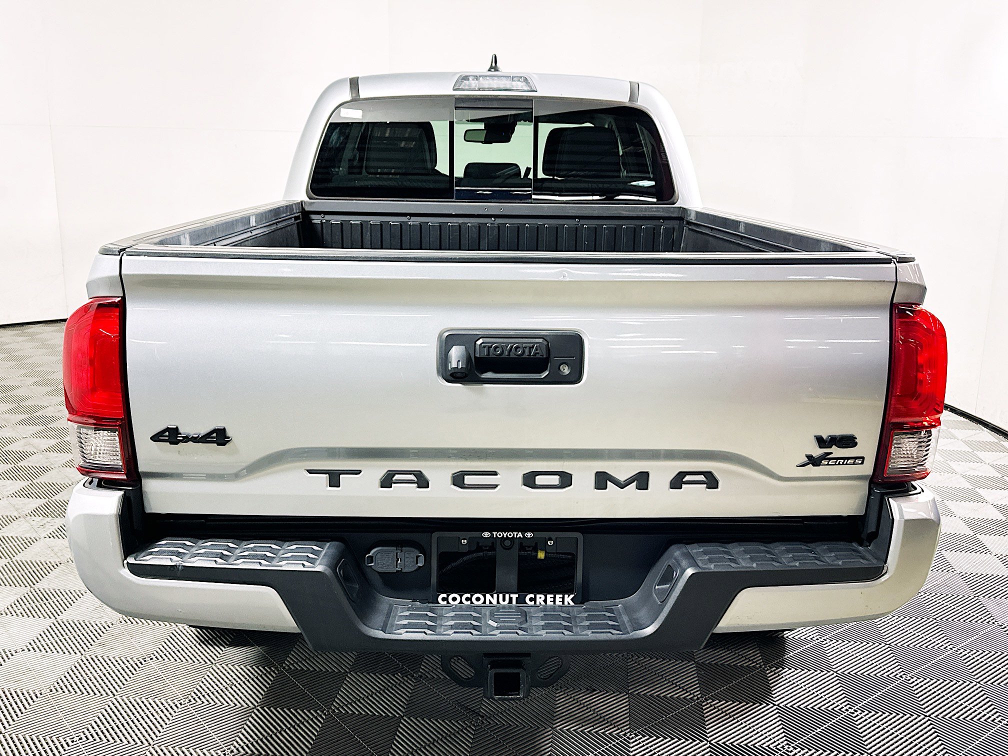 Used 2022 Toyota Tacoma SR5 w/ Technology Package AWD/4WD image 4