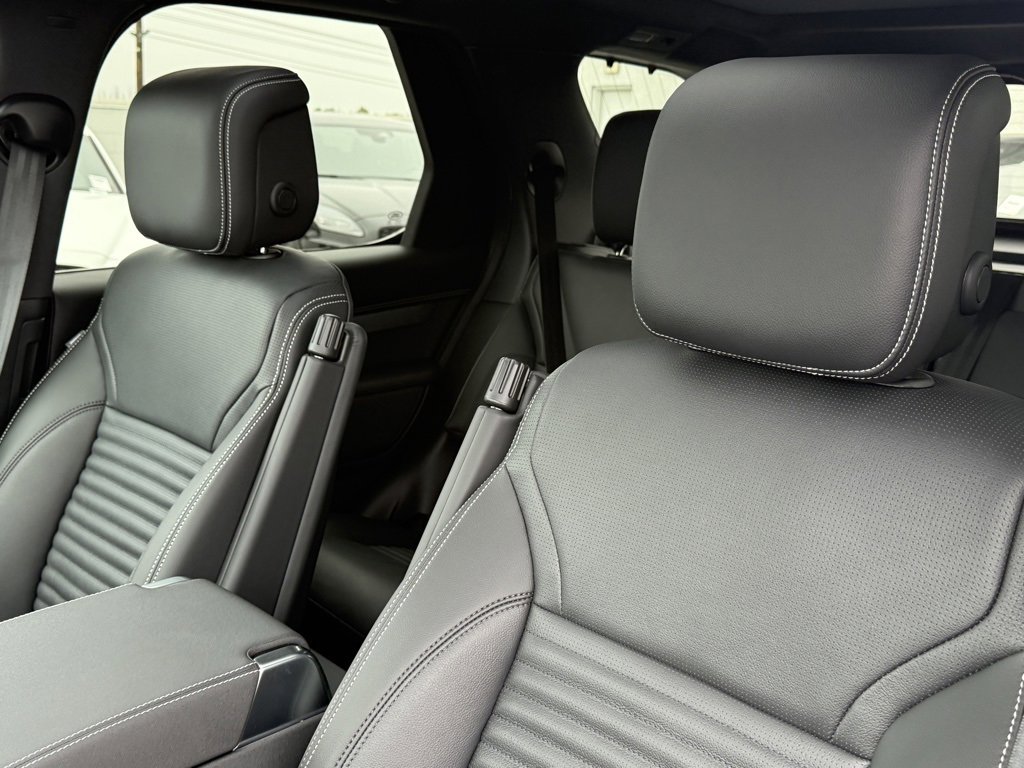 New 2025 Land Rover Discovery Dynamic SE image 14