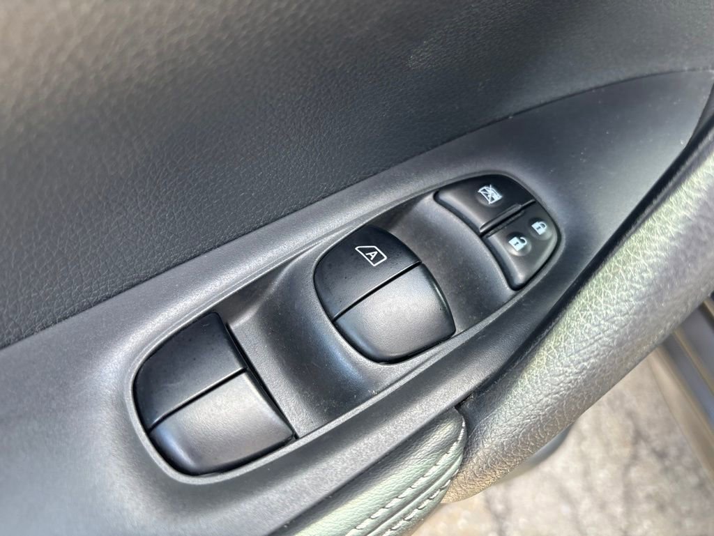 Used 2017 Nissan Rogue SV w/ SV Premium Package AWD/4WD image 13
