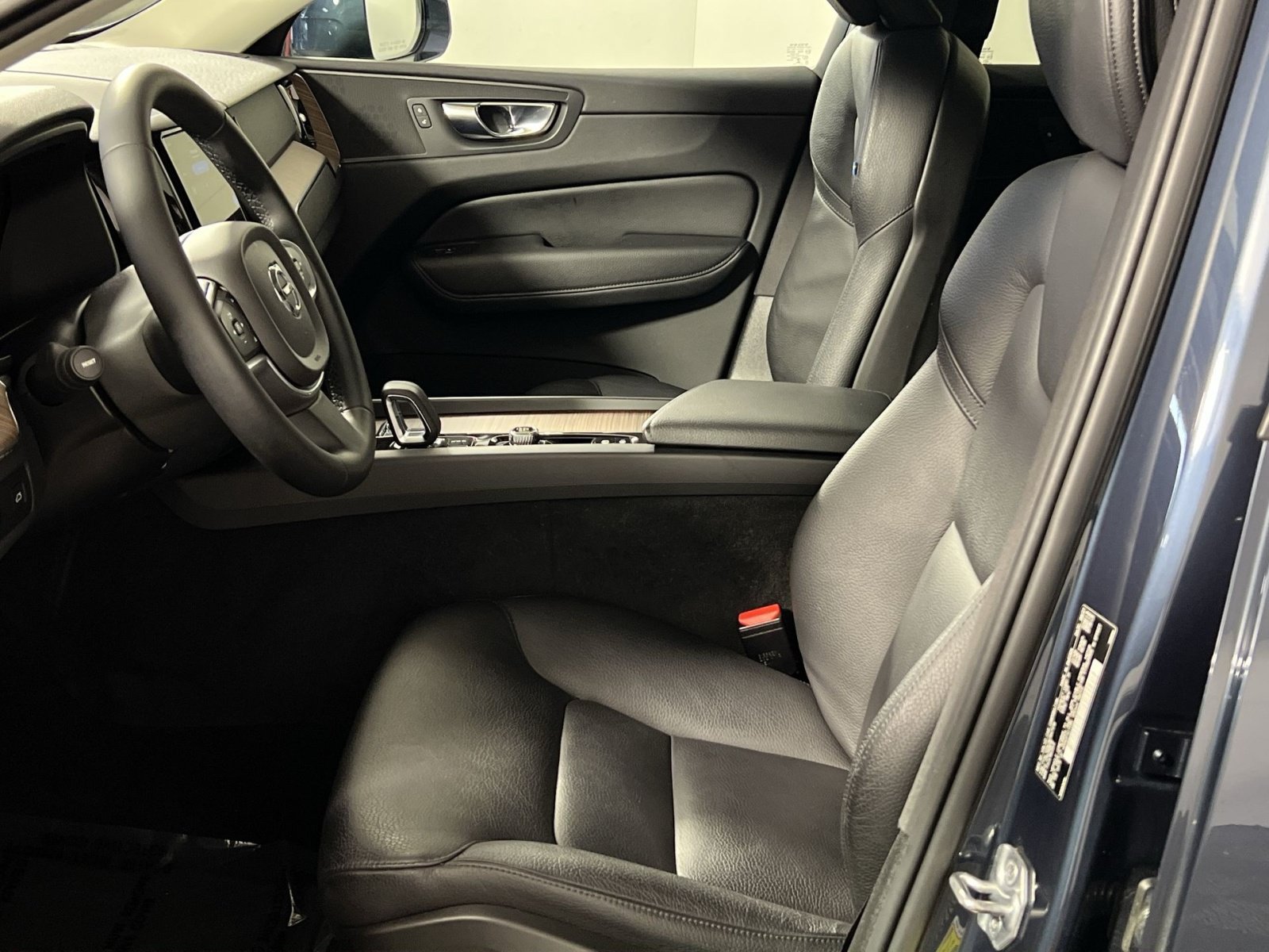 Used 2022 Volvo XC60 B5 Momentum w/ Climate Package FWD image 14