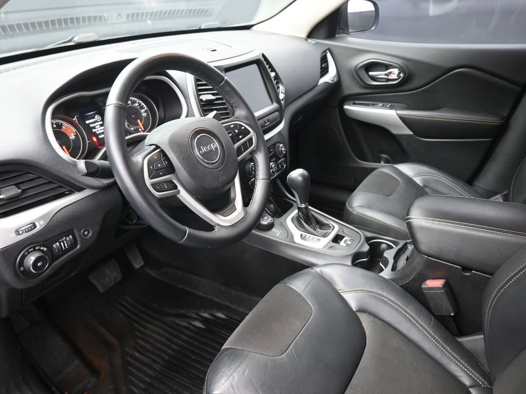 Used 2018 Jeep Cherokee Latitude Plus w/ Comfort/Convenience Group AWD/4WD image 18