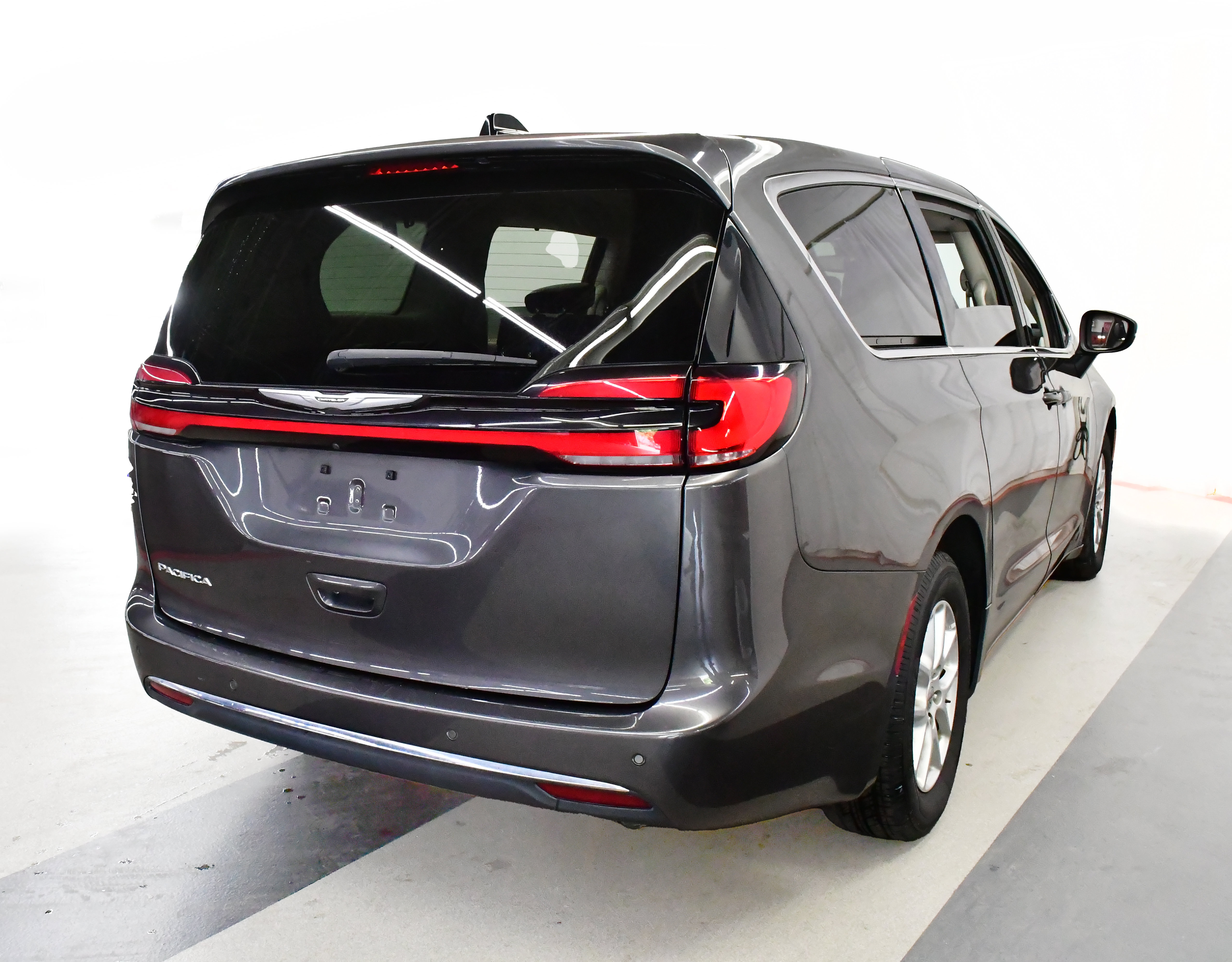 Used 2023 Chrysler Pacifica Touring-L FWD image 7