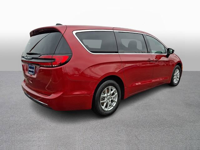 Used 2025 Chrysler Pacifica Select image 4