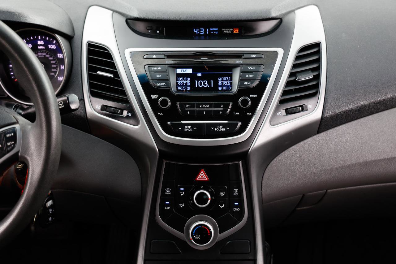 Used 2015 Hyundai Elantra SE image 32