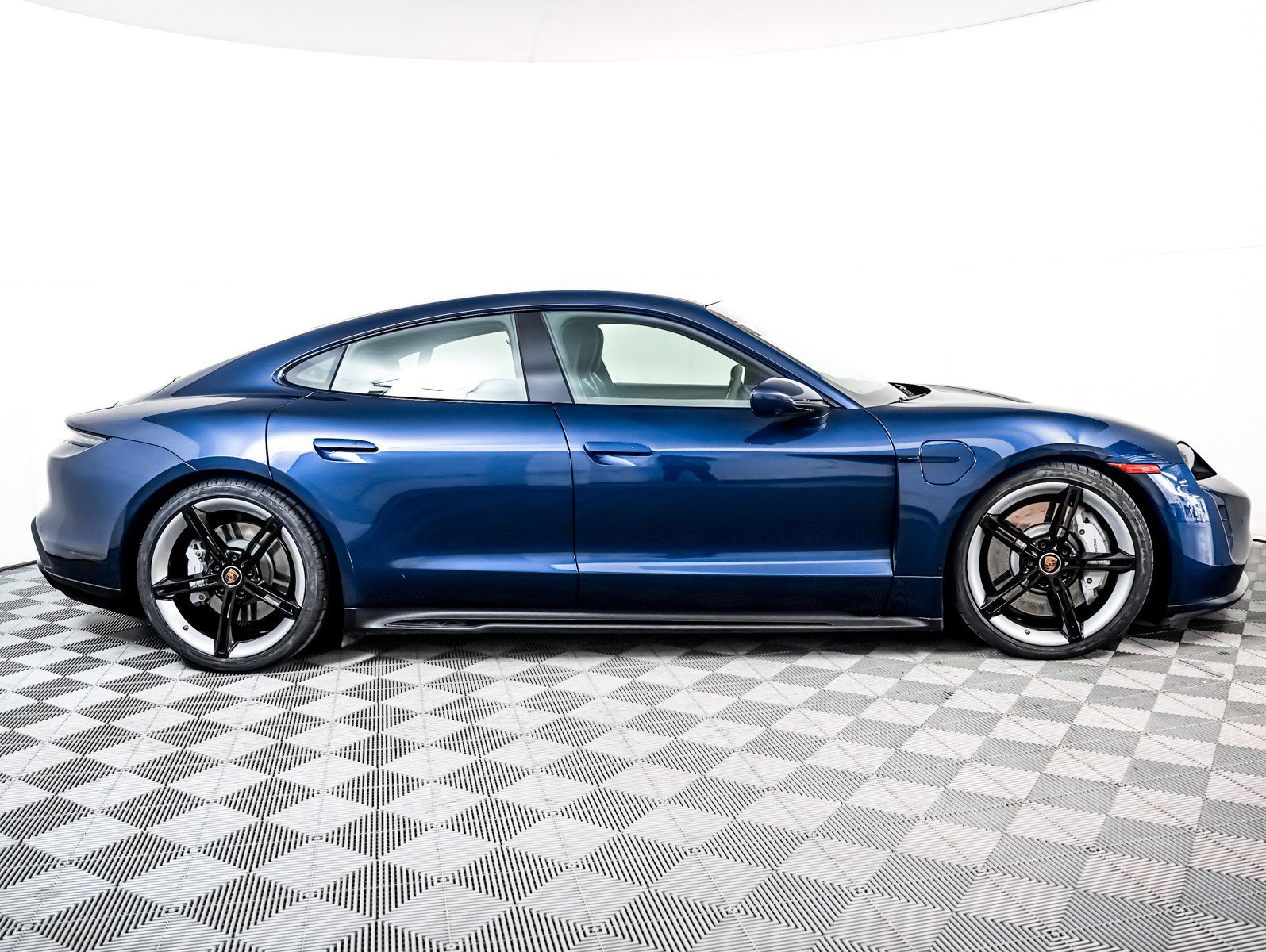 Certified 2023 Porsche Taycan GTS image 9