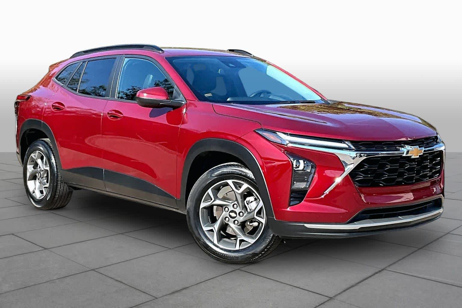 Used 2025 Chevrolet Trax LT w/ LT Convenience Package FWD image 3