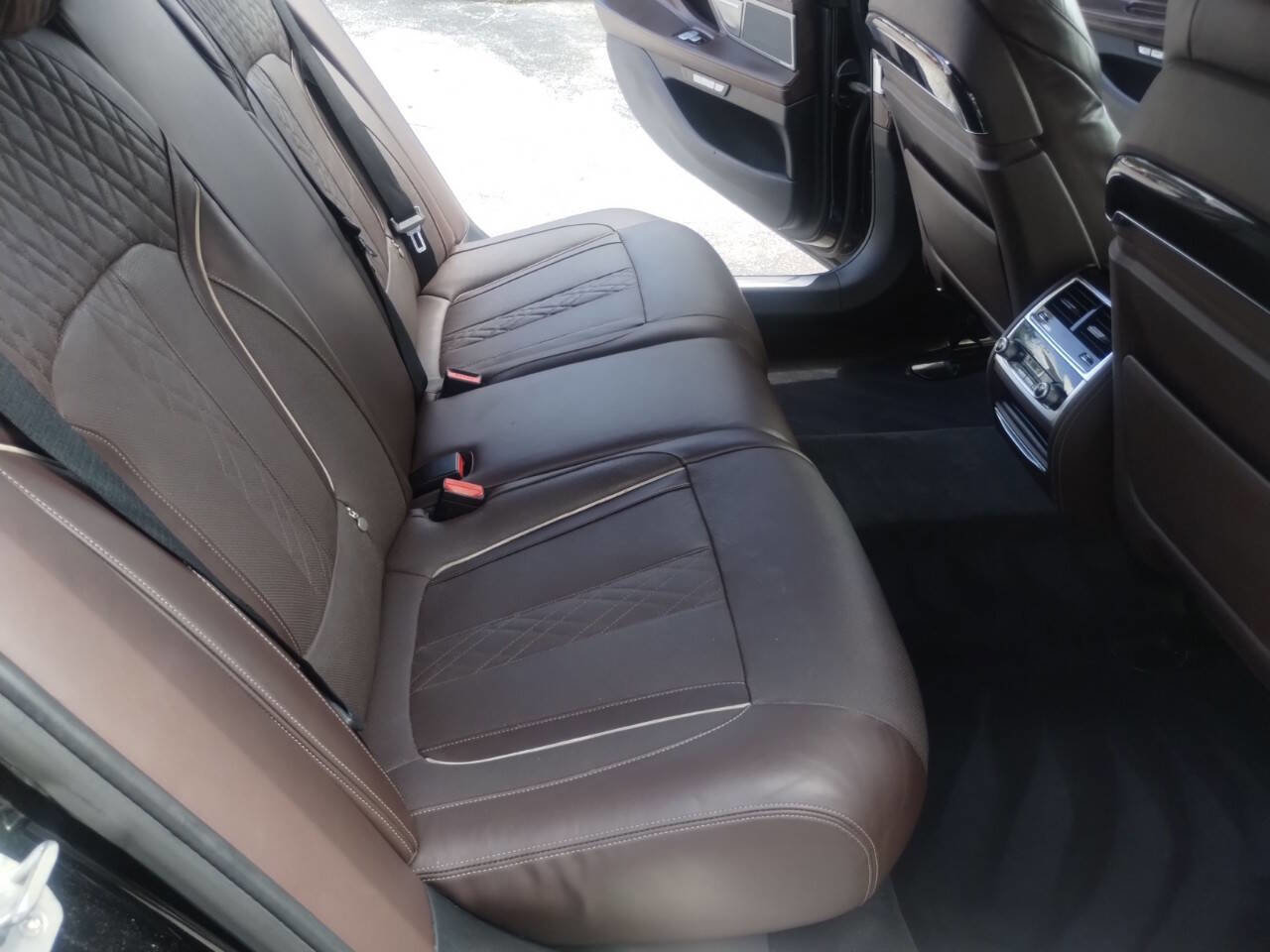 Used 2016 BMW 750i image 31