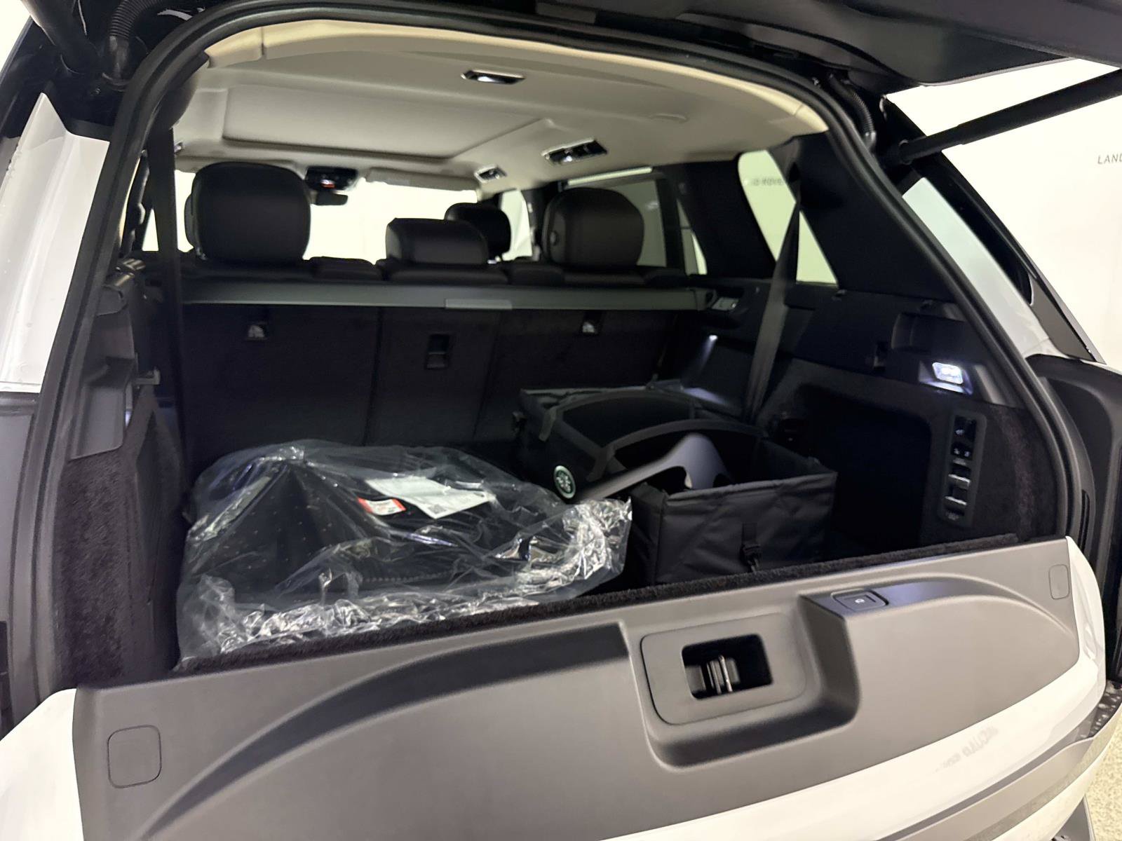 New 2026 Land Rover Range Rover Long Wheelbase SE AWD/4WD image 11