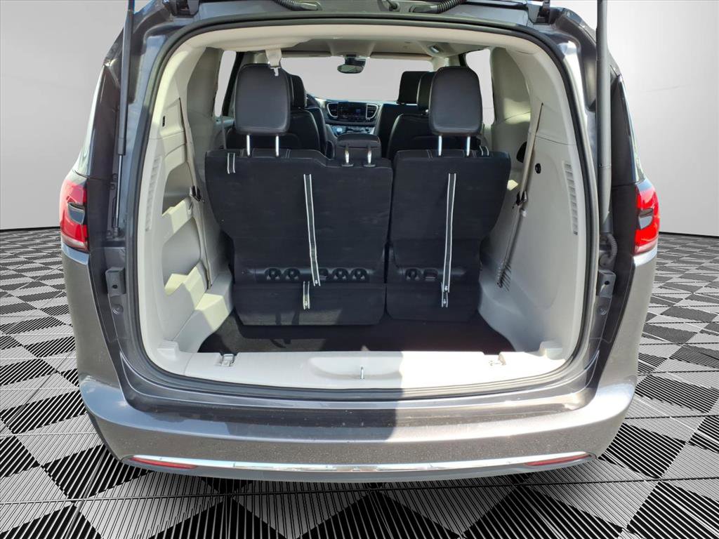 Used 2022 Chrysler Pacifica Touring-L FWD image 10