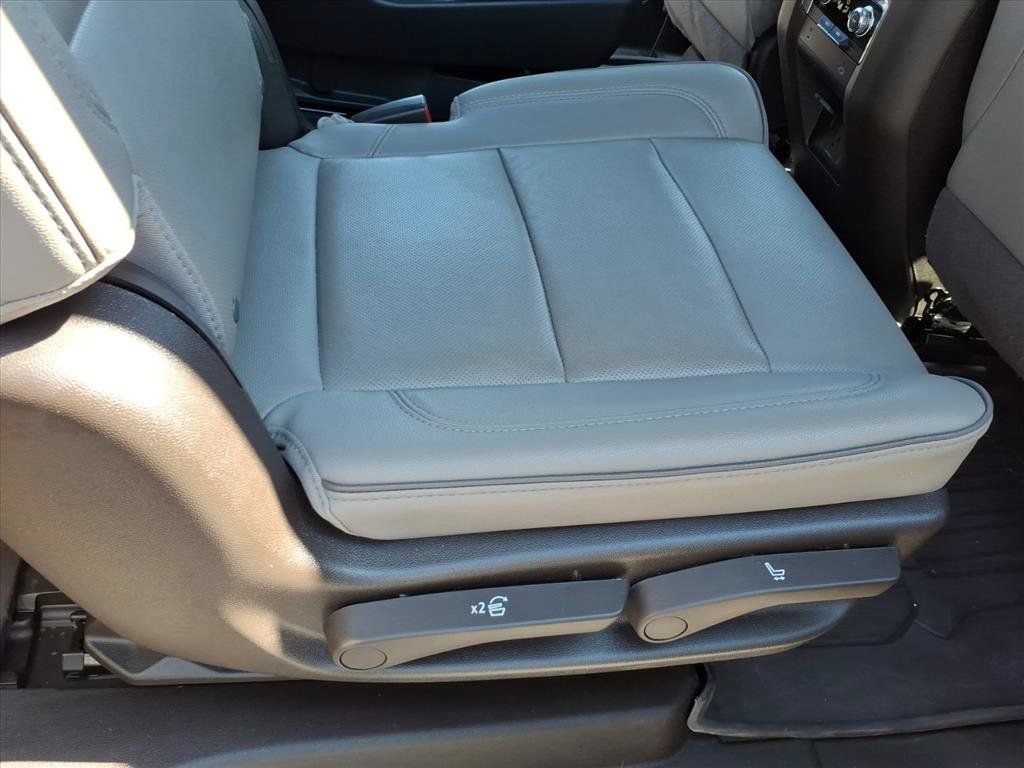 Used 2023 GMC Yukon XL SLT AWD/4WD image 17