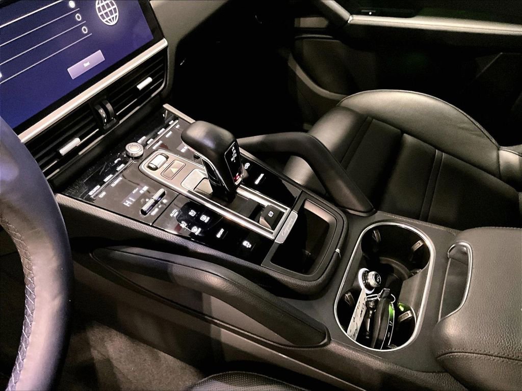 Certified 2023 Porsche Cayenne Platinum Edition image 20