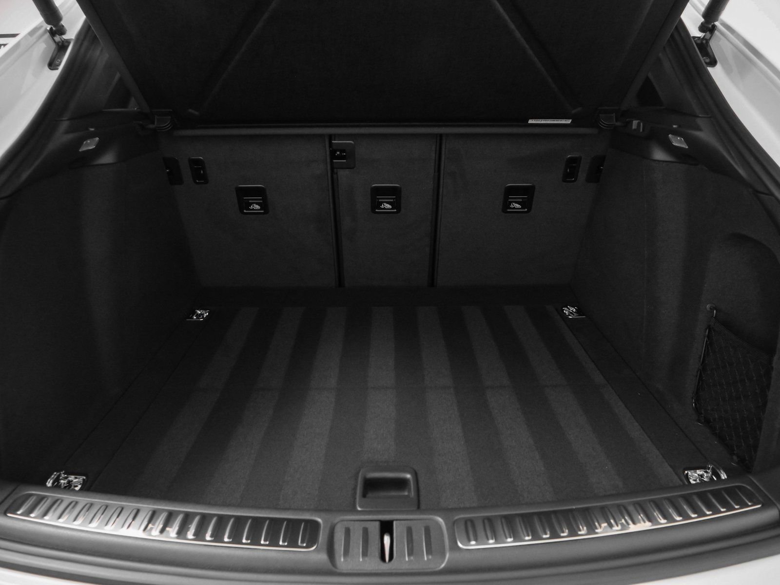 Certified 2025 Porsche Macan image 17