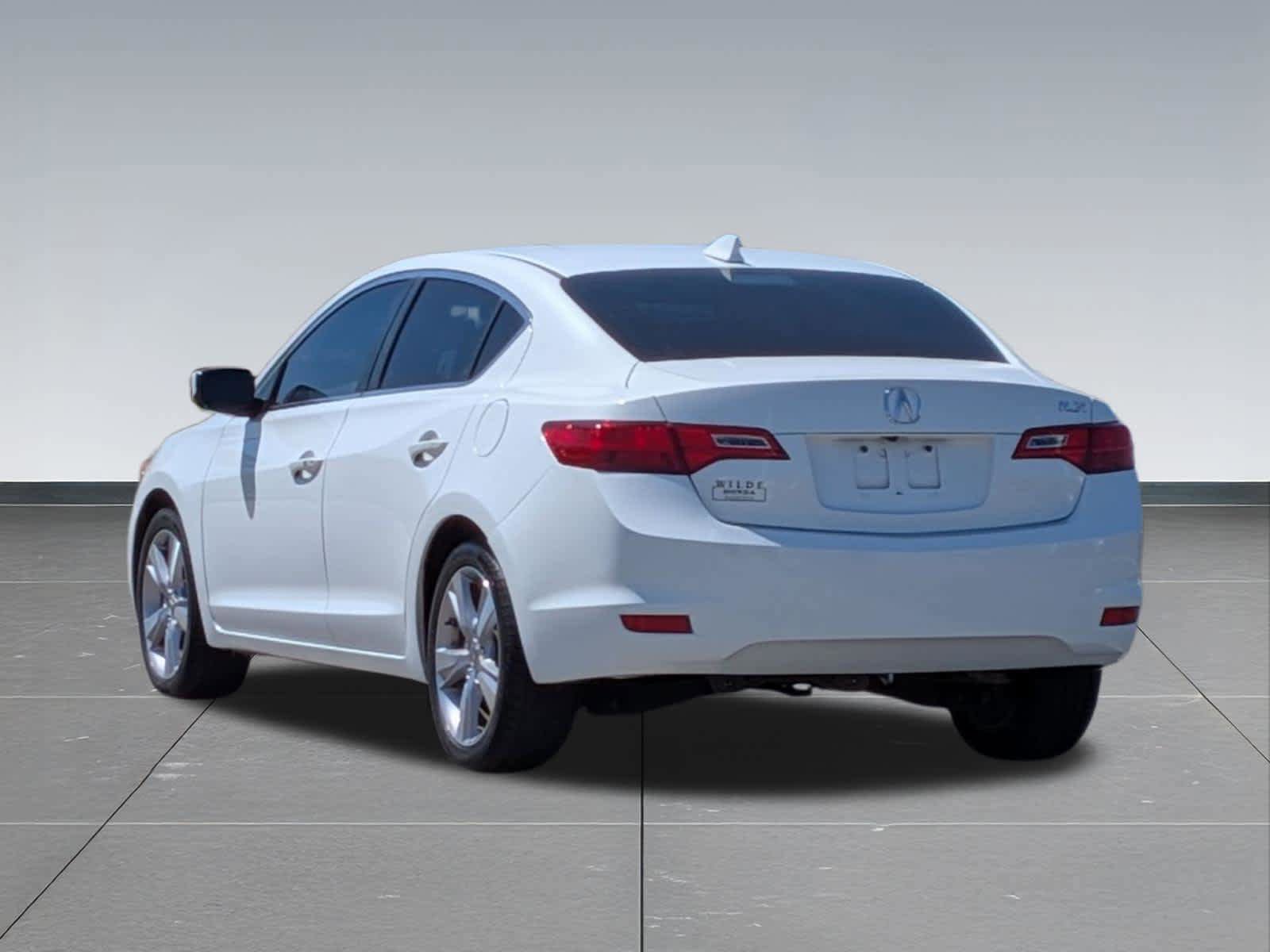 Used 2013 Acura ILX w/ Technology Package FWD image 3