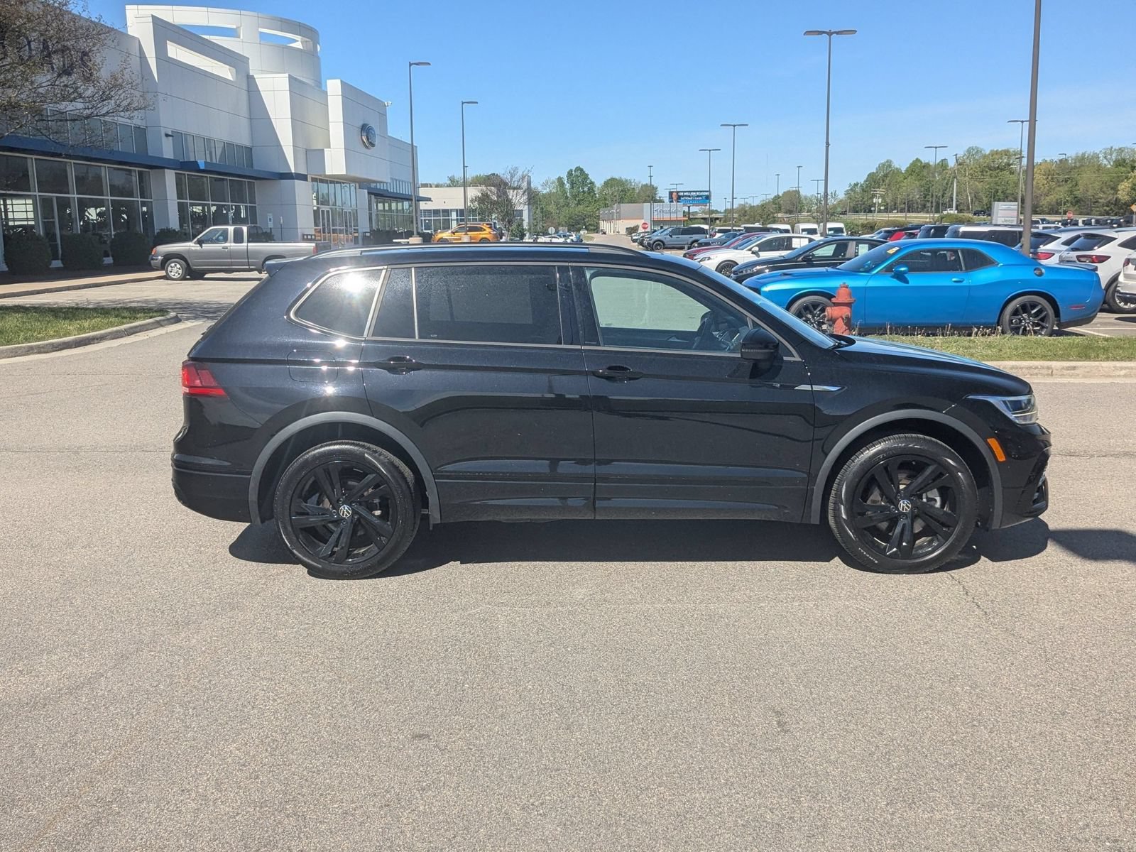 Used 2023 Volkswagen Tiguan SE R-Line AWD/4WD image 2
