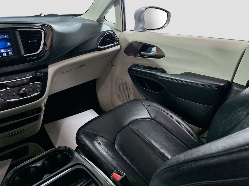 Used 2018 Chrysler Pacifica Touring-L image 22