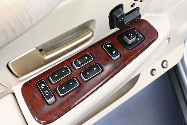Used 2004 Lincoln Town Car Ultimate RWD image 18