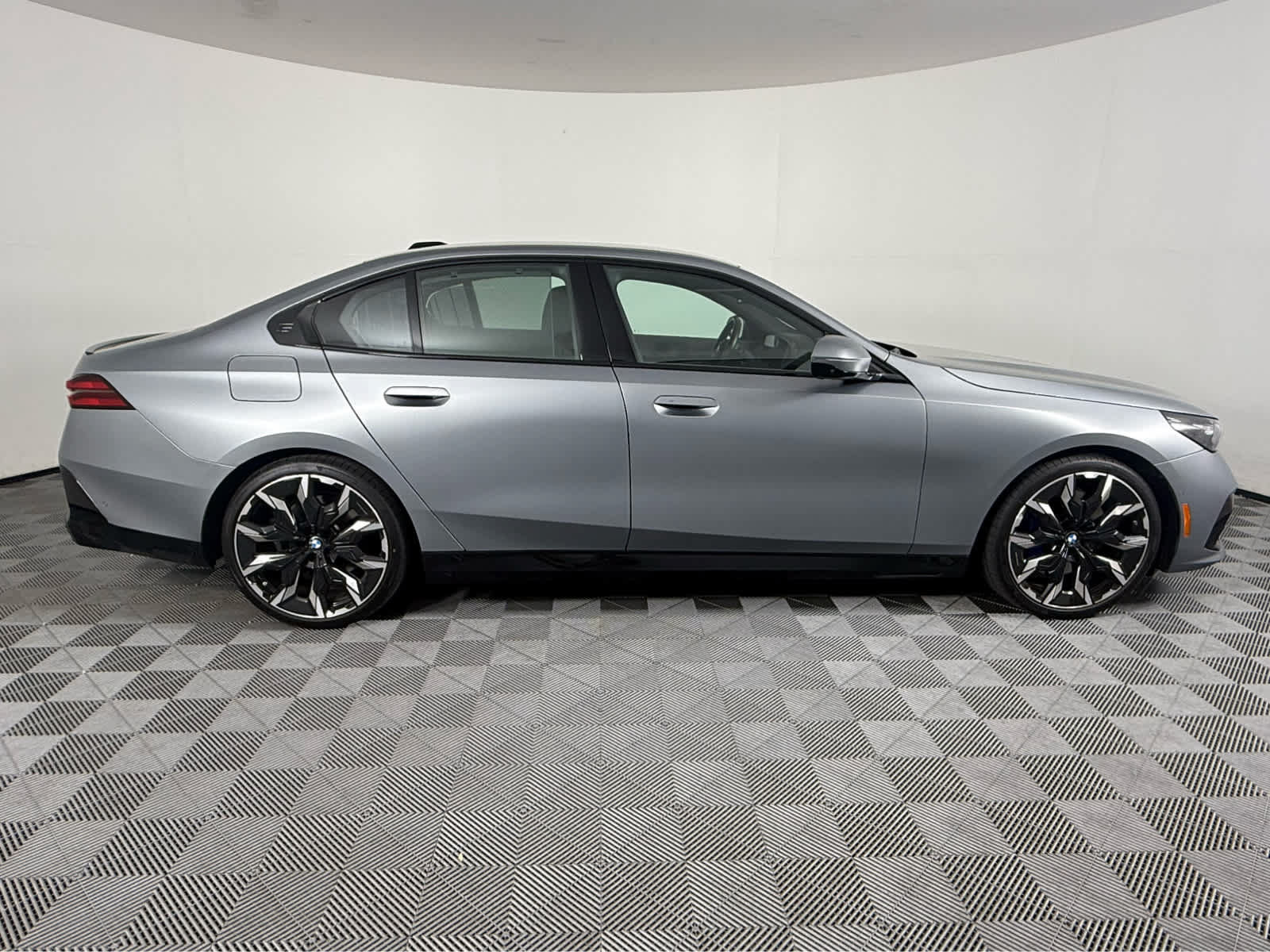 Used 2024 BMW 540i xDrive w/ Executive Package AWD/4WD image 2