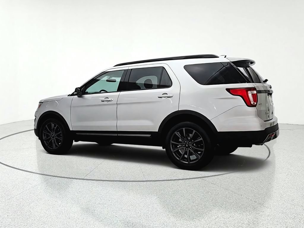 Used 2017 Ford Explorer XLT w/ Equipment Group 202A AWD/4WD image 5