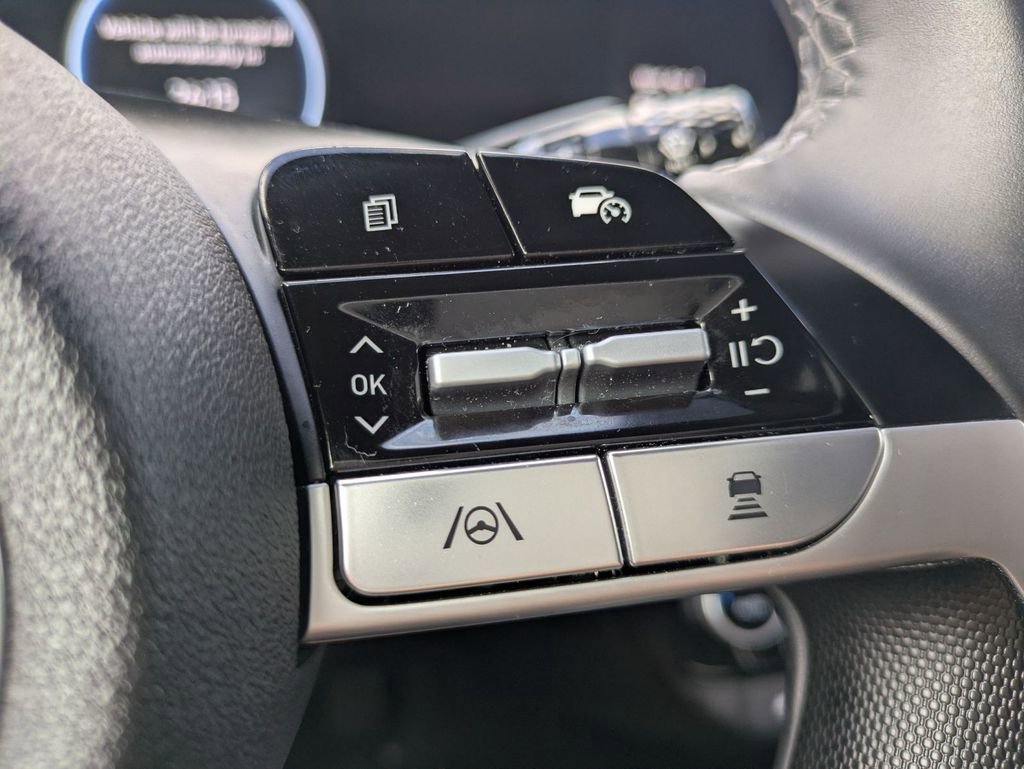 Certified 2025 Hyundai Elantra Limited image 18