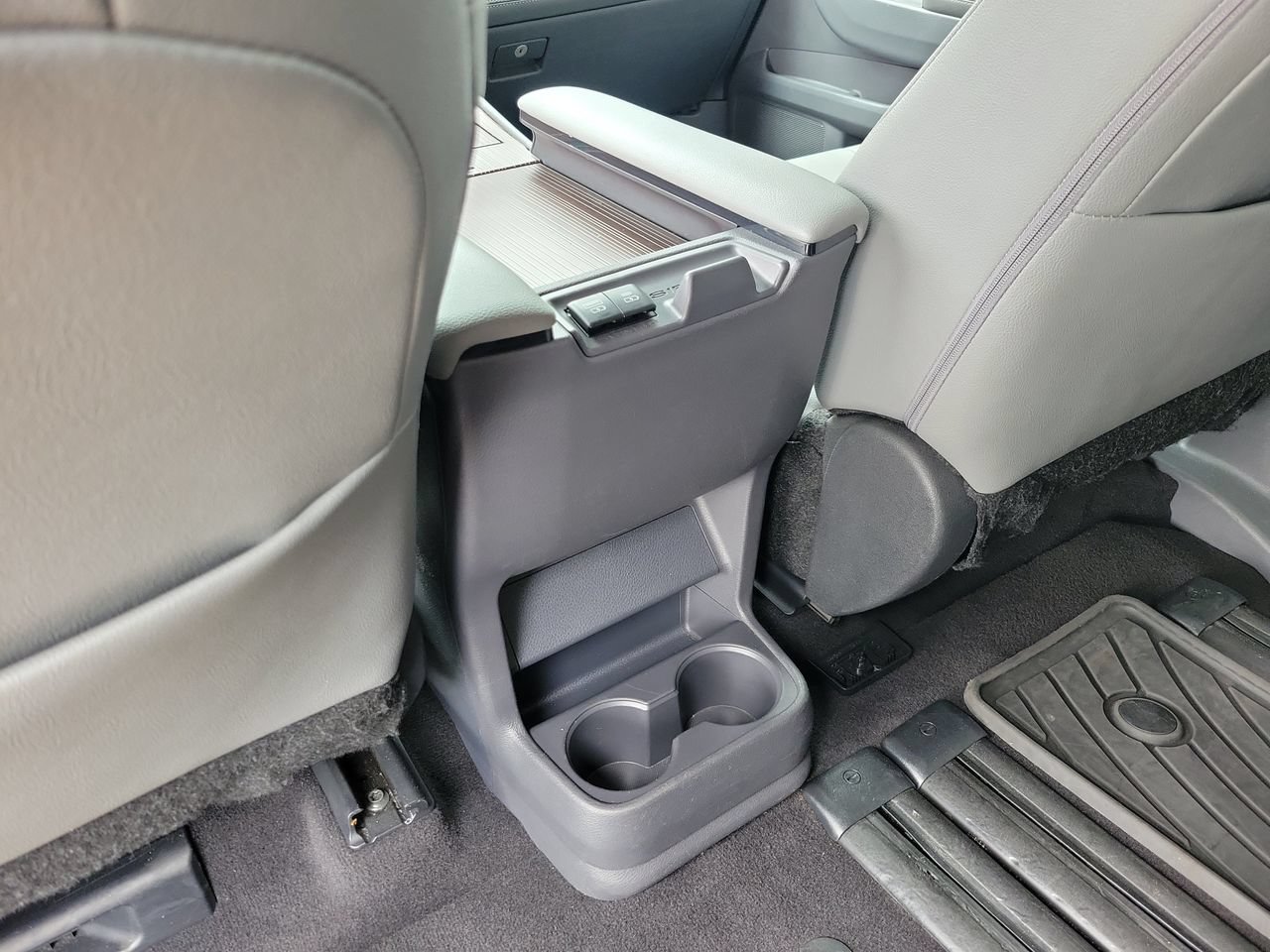 Used 2023 Toyota Sienna XLE FWD image 12