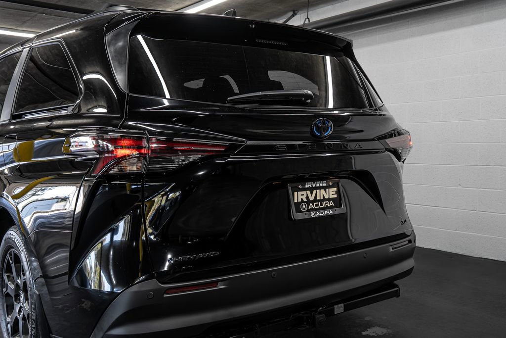 Used 2025 Toyota Sienna XLE Woodland Edition image 15