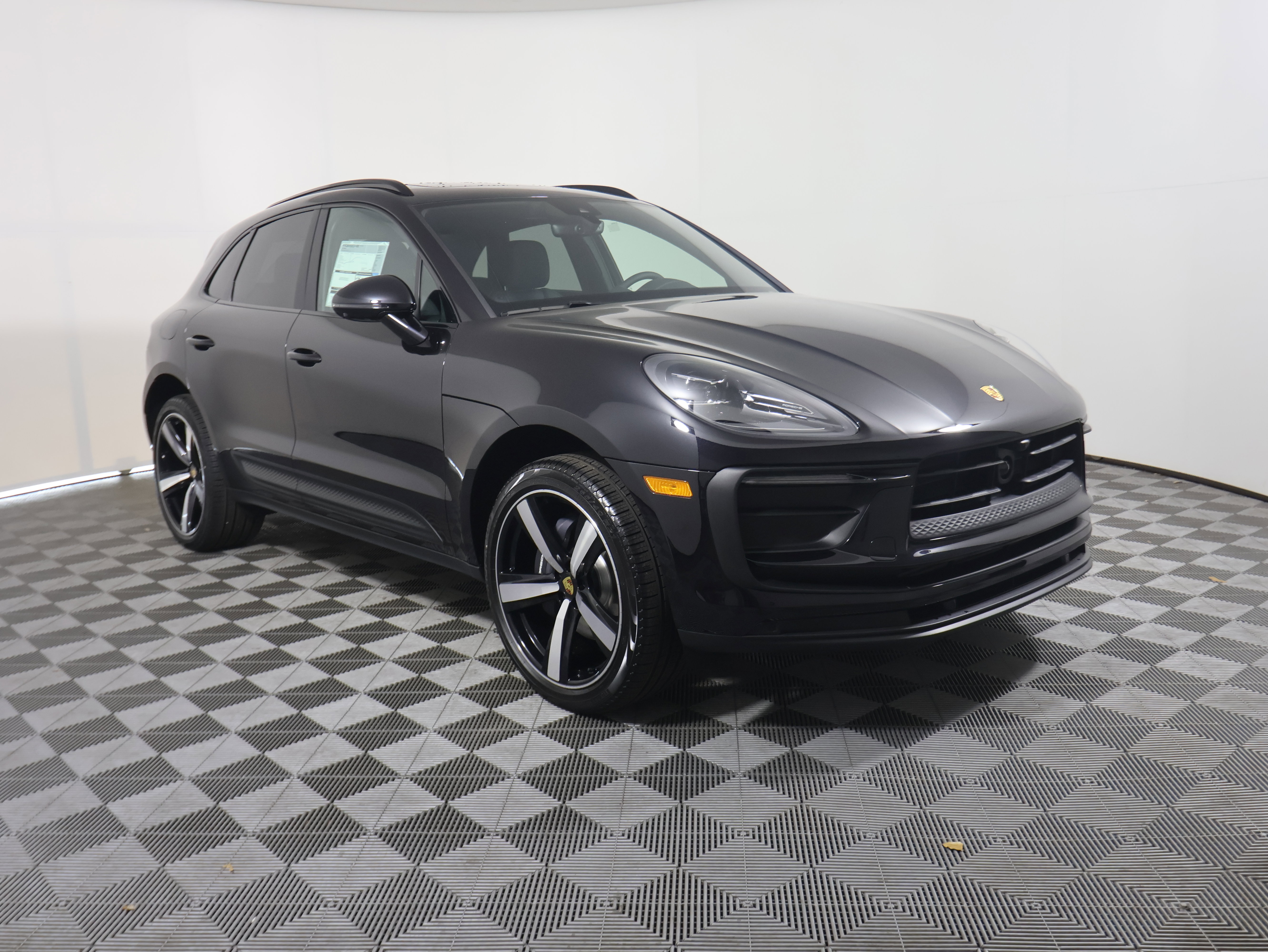 Used 2025 Porsche Macan image 9
