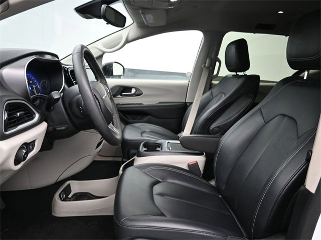 Used 2024 Chrysler Pacifica Touring-L image 12