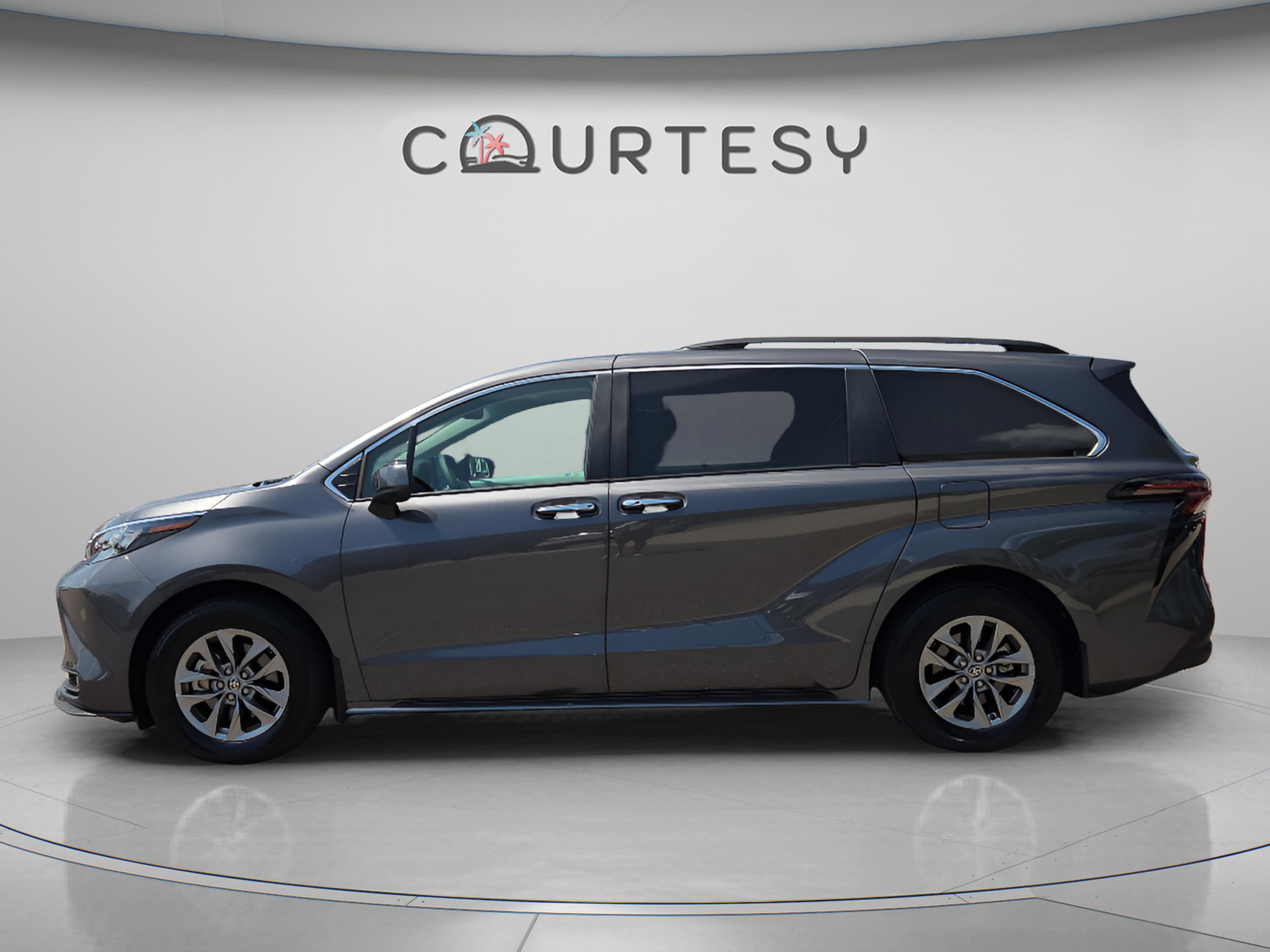 Used 2025 Toyota Sienna XLE image 2