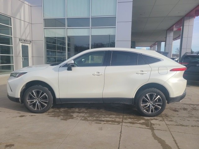 Used 2022 Toyota Venza LE image 4