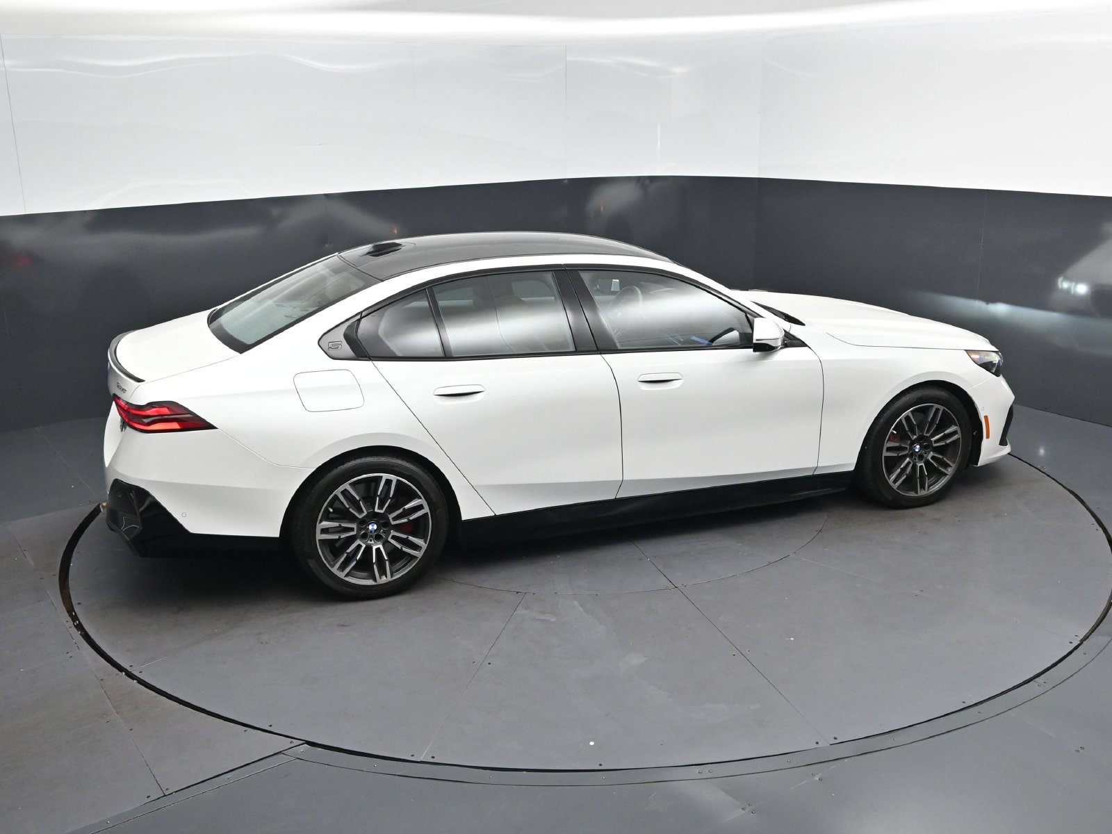 Used 2026 BMW 550e xDrive w/ Premium Package AWD/4WD image 39
