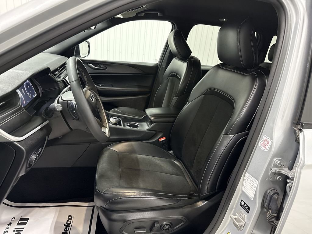 Used 2024 Jeep Grand Cherokee Altitude AWD/4WD image 20