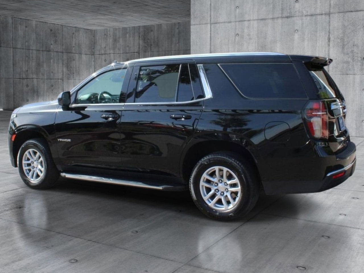 Used 2024 Chevrolet Tahoe LT RWD image 3