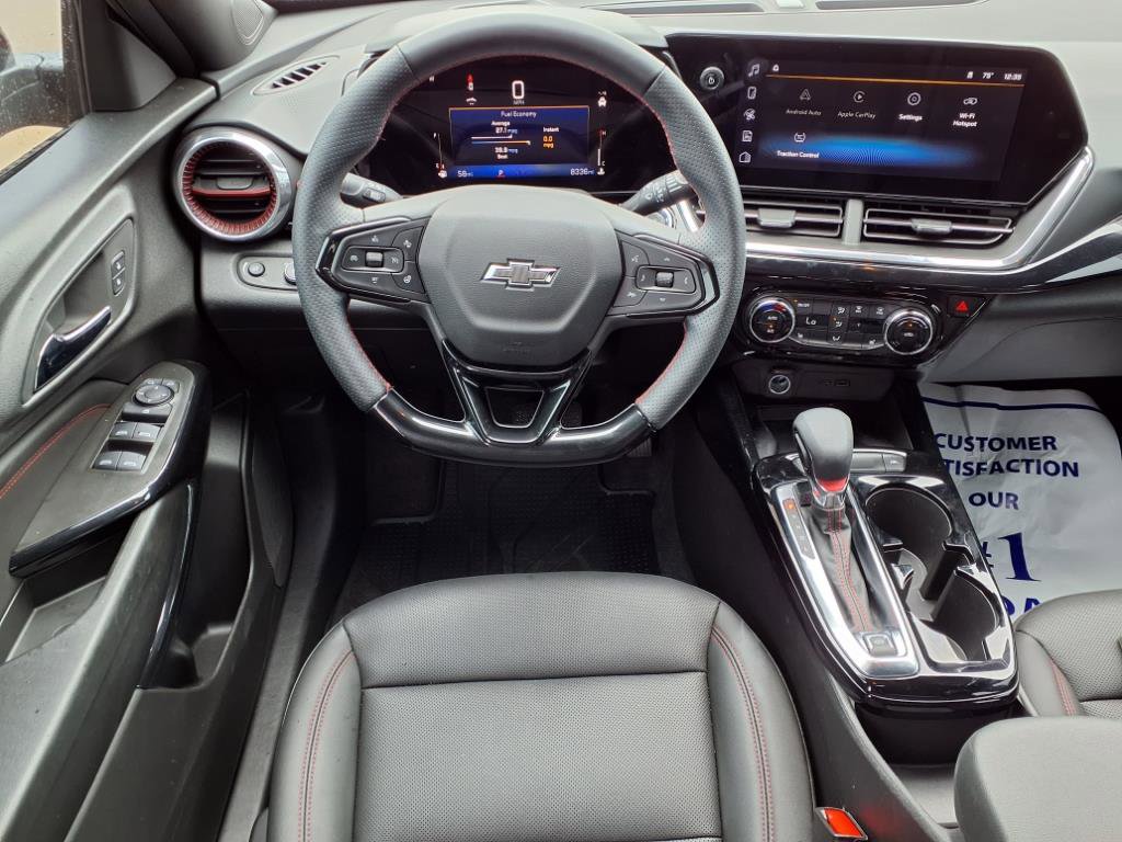 Used 2025 Chevrolet Trax RS w/ Sunroof Package image 3