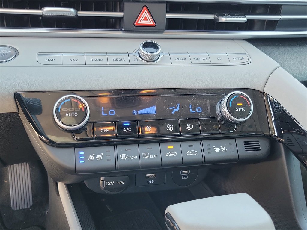 Used 2025 Hyundai Elantra Limited image 26