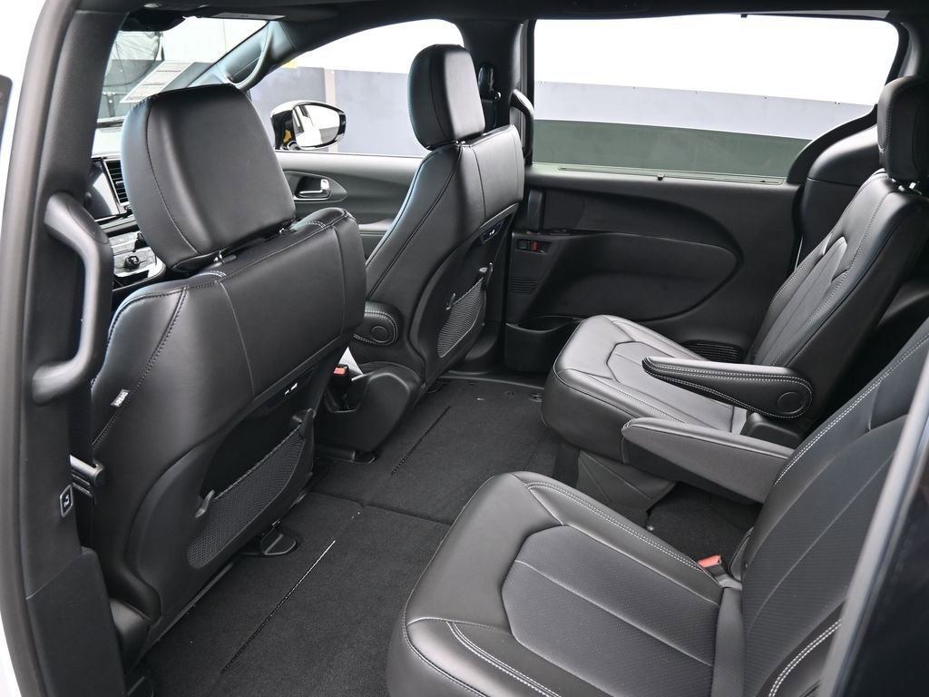 Used 2025 Chrysler Pacifica Select FWD image 29