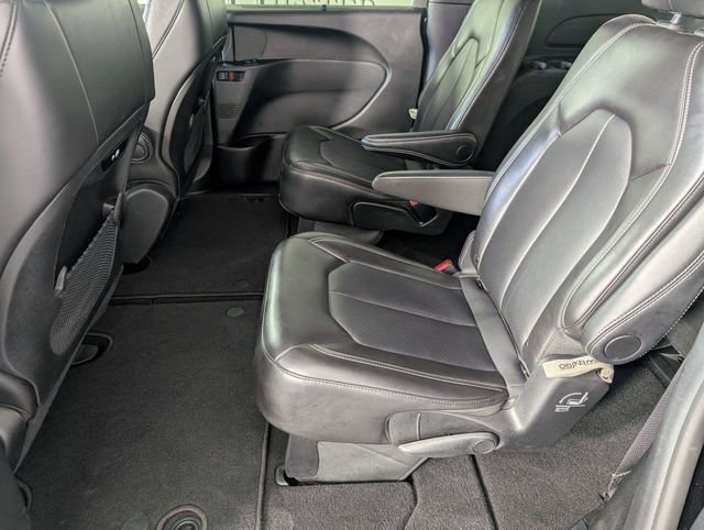 Used 2025 Chrysler Pacifica Select image 25