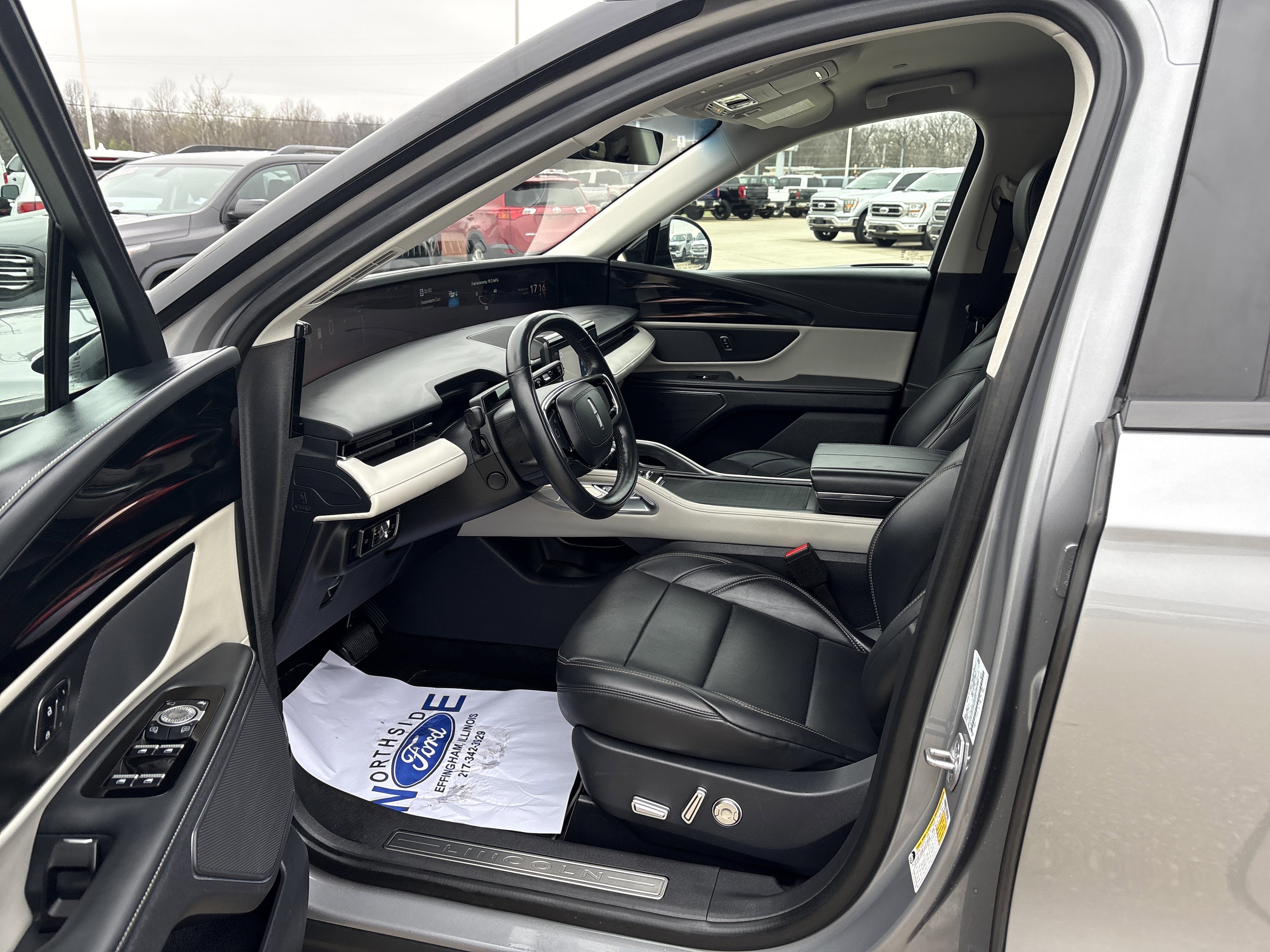 Used 2024 Lincoln Nautilus Premier AWD/4WD image 12