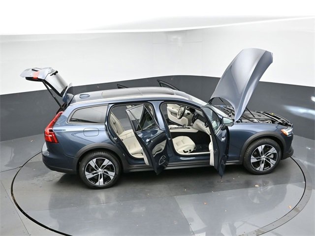 Used 2024 Volvo V60 B5 Cross Country Plus image 48