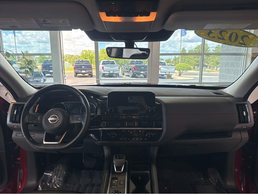 Used 2023 Nissan Pathfinder SL AWD/4WD image 17