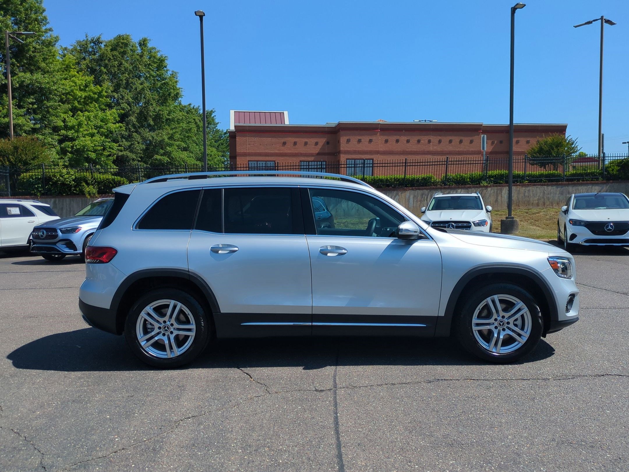 Used 2020 Mercedes-Benz GLB 250 4MATIC image 2