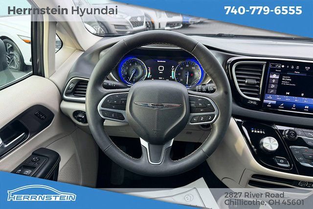 Used 2023 Chrysler Pacifica Touring-L image 7