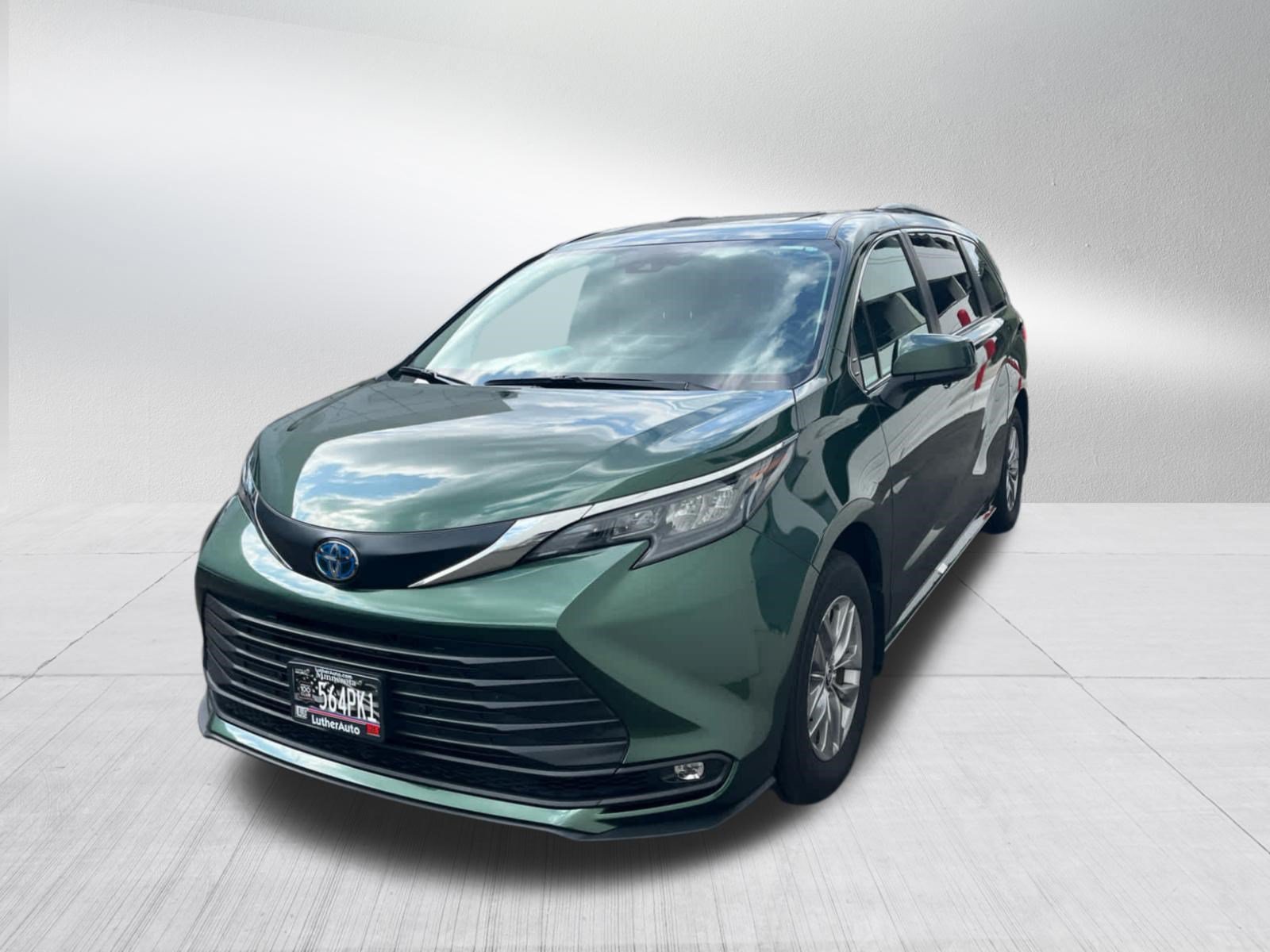 Used 2025 Toyota Sienna XLE AWD/4WD image 2
