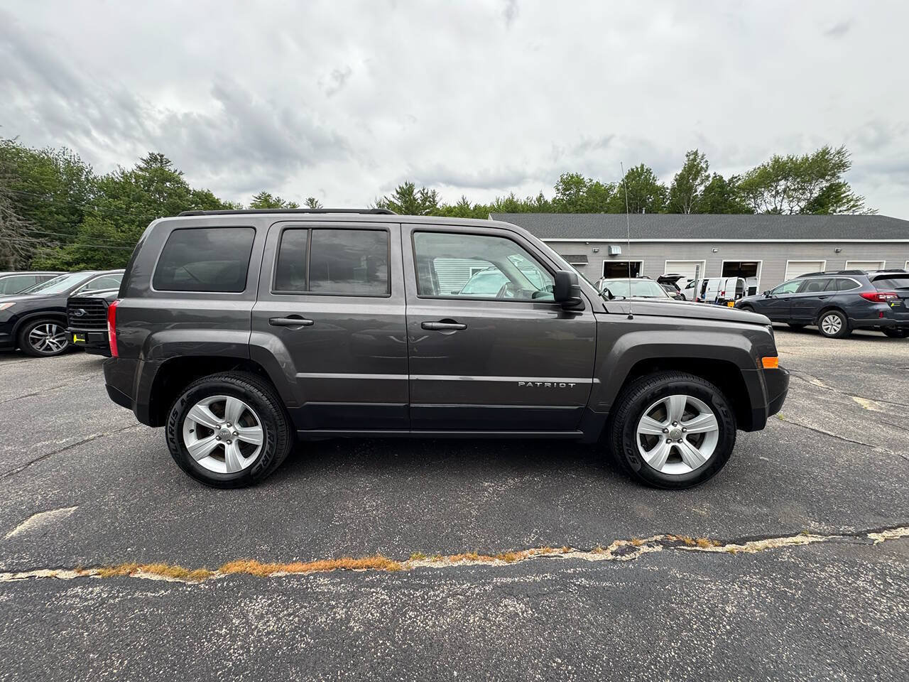Used 2017 Jeep Patriot Latitude w/ Sun/Sound Group AWD/4WD image 10