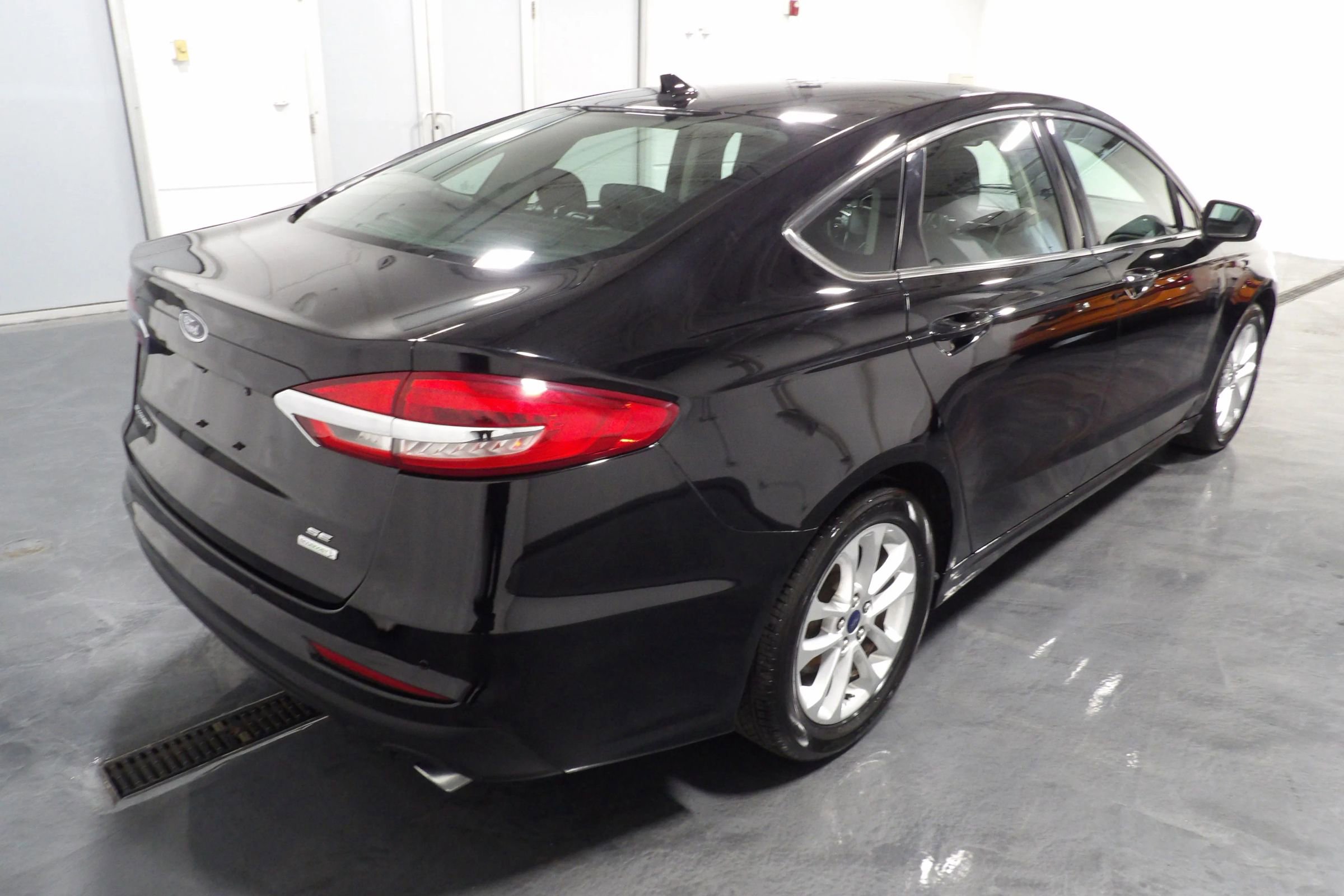 Used 2020 Ford Fusion SE image 4