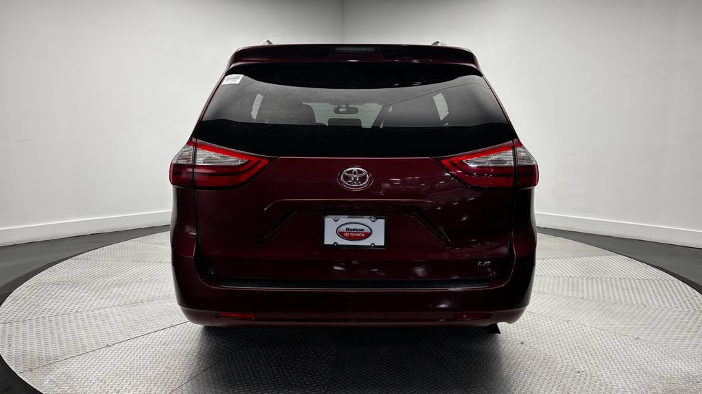 Used 2015 Toyota Sienna LE FWD image 30
