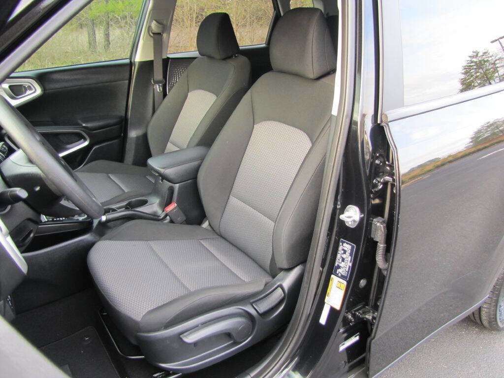 Used 2024 Kia Soul LX w/ Option Group 015 FWD image 16