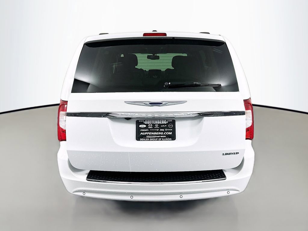 Used 2014 Chrysler Town & Country Limited image 6