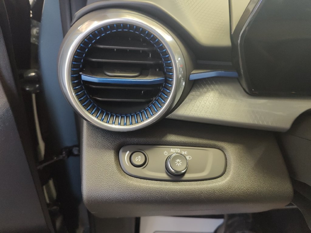 Used 2025 Chevrolet Trax LT FWD image 27