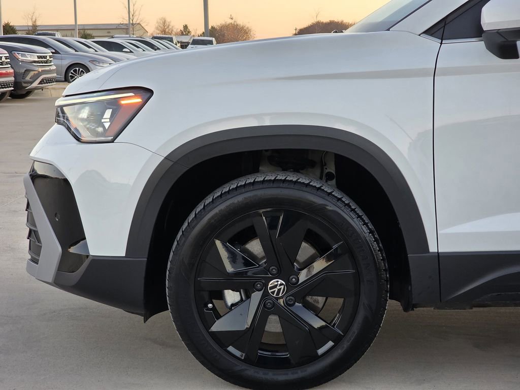 Used 2025 Volkswagen Taos SE image 5
